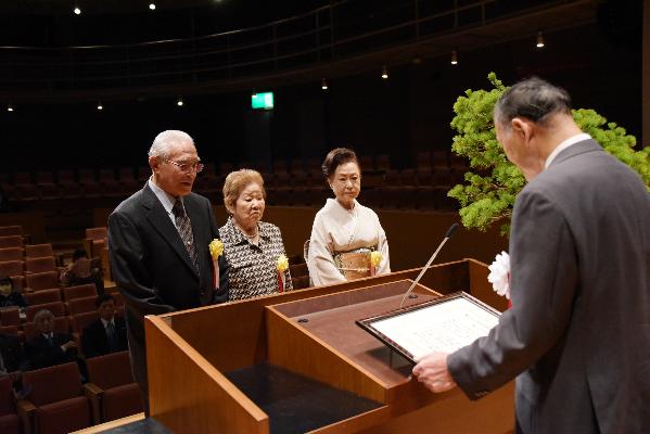 あさひ芸術文化奨励賞を受賞した井上光義さん、長岡恒子さん、佐藤久美子さんの写真