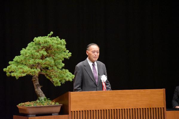 町芸術文化協議会の安藤直良会長が挨拶する写真