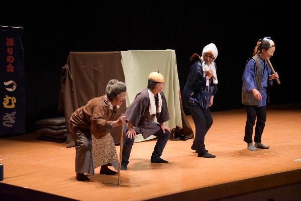 「語りの会つむぎ」による民話劇「芋ころがす」の演技の写真