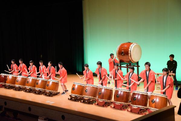 「送橋神明こぶし太鼓」の演奏の写真