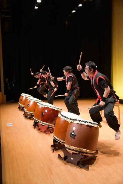 送橋神明こぶし太鼓による勇ましい演奏の写真1