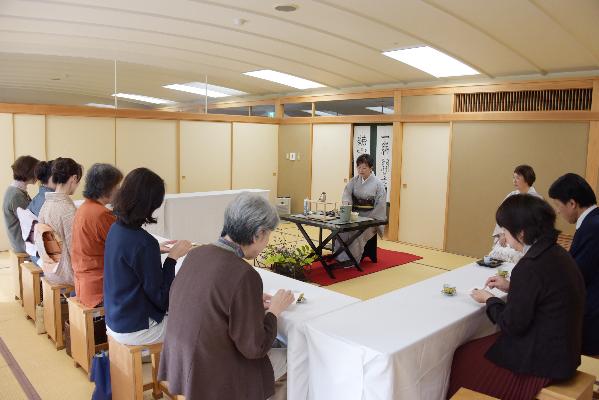 和室で開催されているお茶会の様子の写真