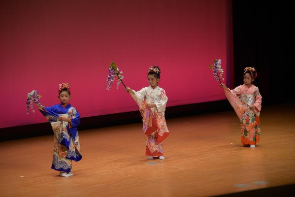 朝日柳香会による雅な日本舞踊の写真1