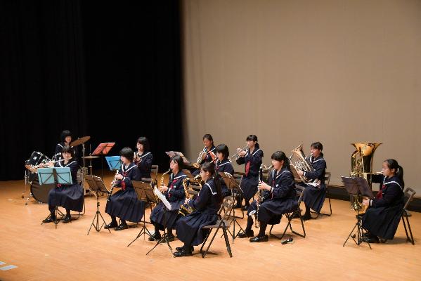 朝日中学校の吹奏楽部の生徒たちの演奏の写真