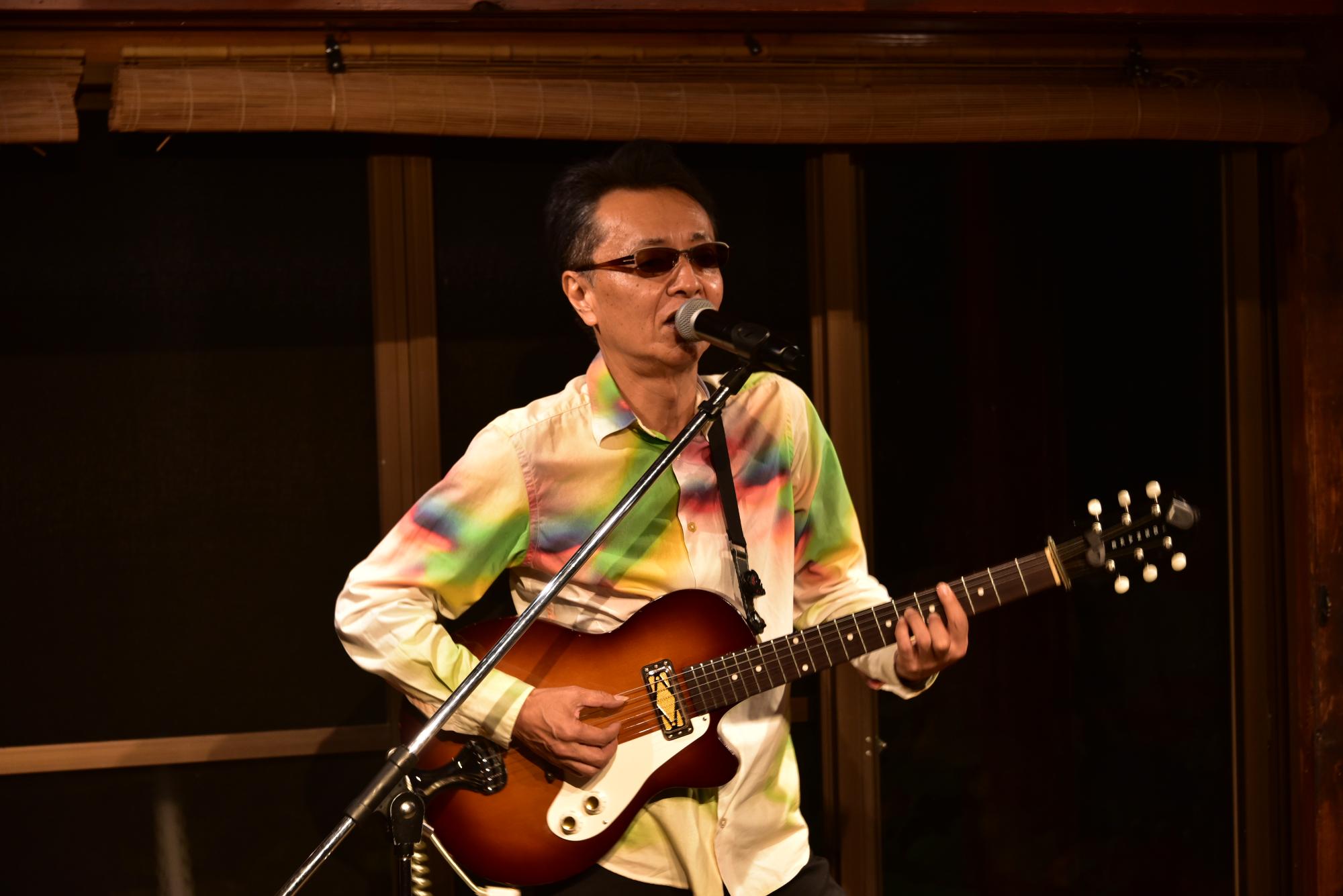 演奏する山口さん