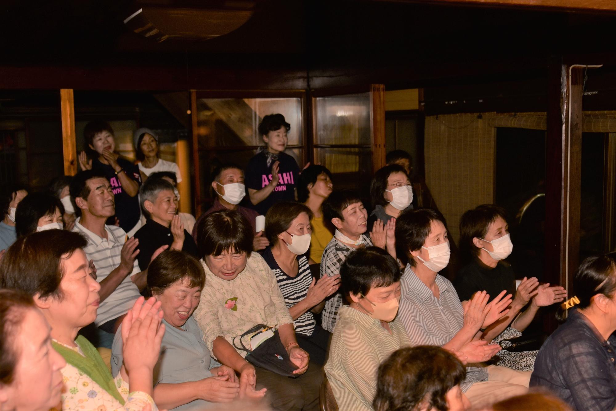 曲に合わせて手拍子する来場者
