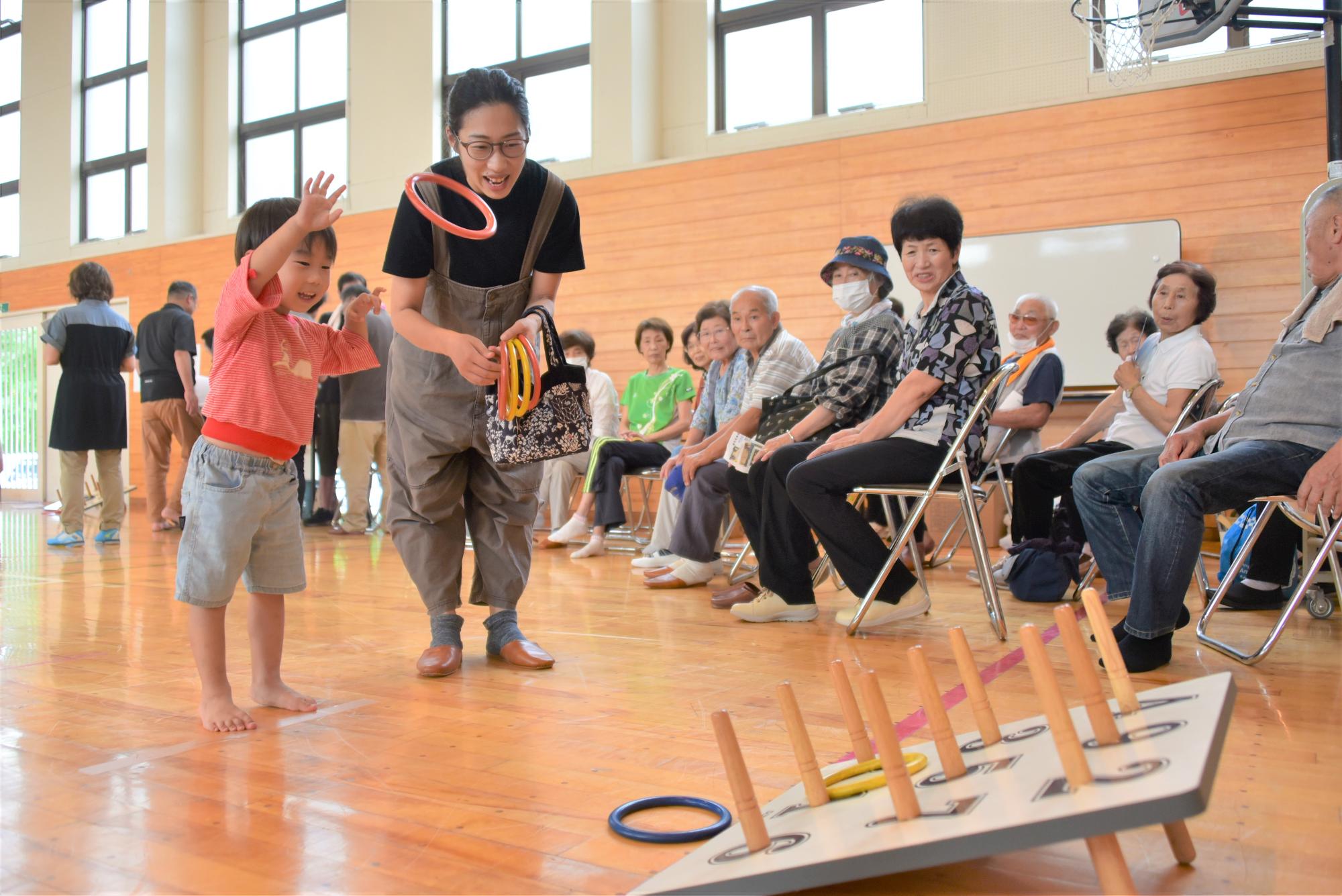 子どもの輪投げ大会は西部・北部両方で実施