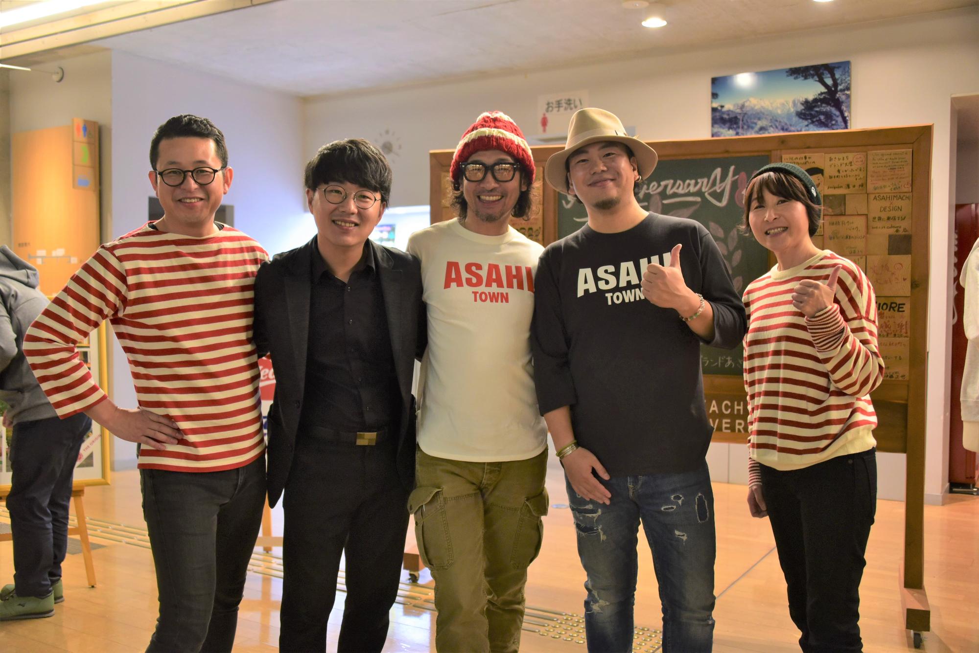 村尾さん、竜馬さん、真島さんとスタッフの記念撮影