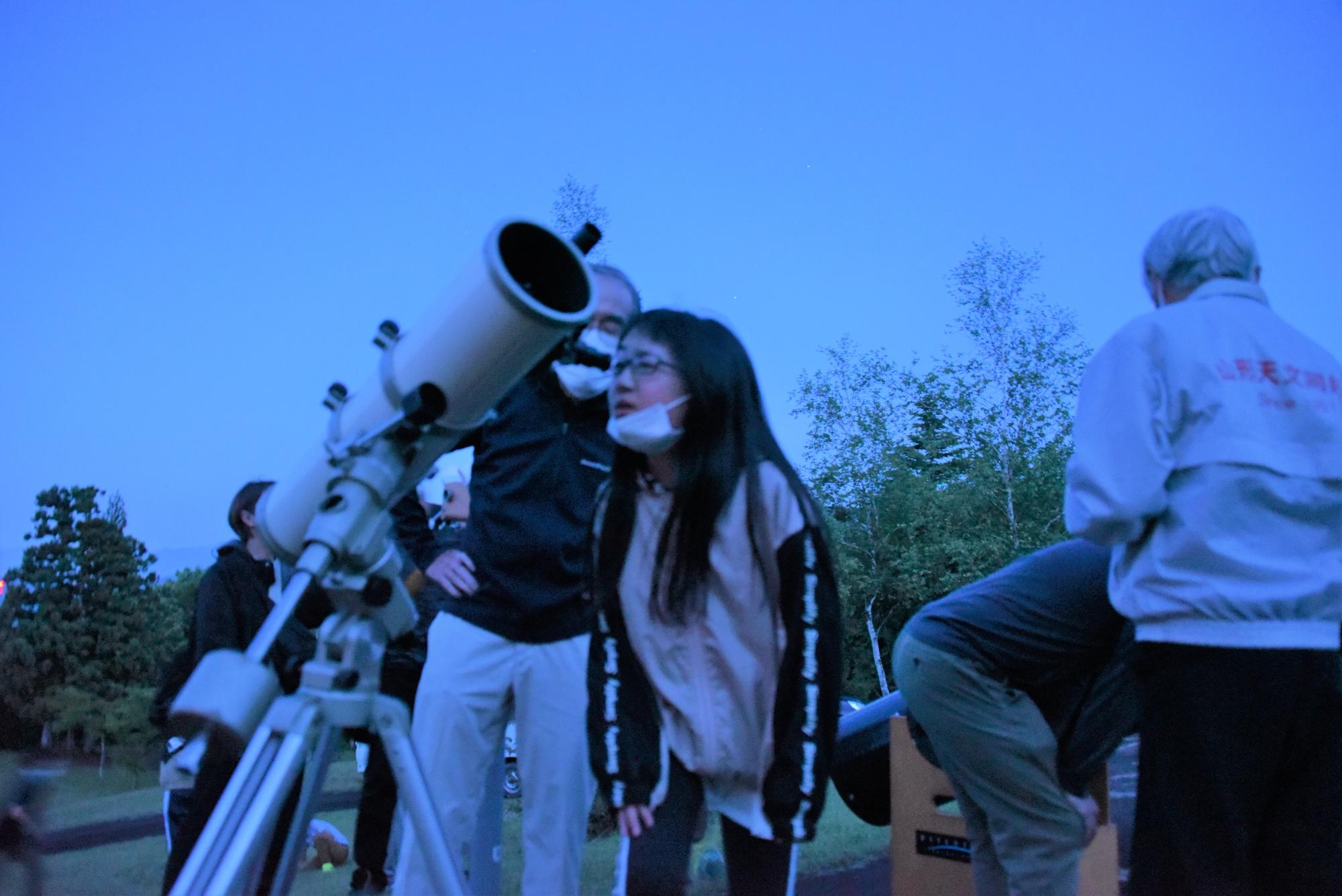 参加した親子全員が夢中になって望遠鏡を眺めていました