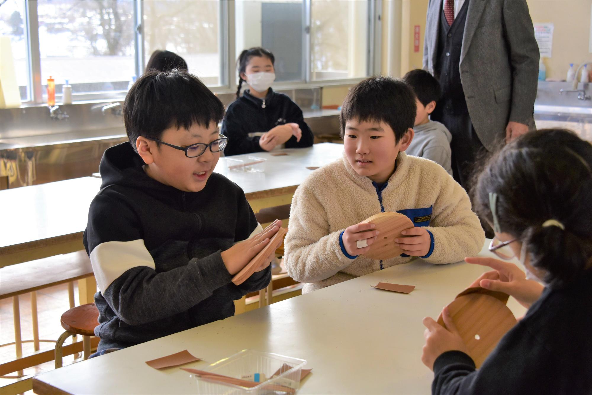 文字板の肌触り、香りを楽しみます