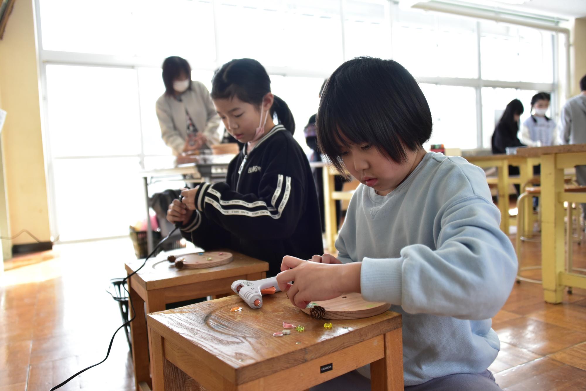 頭を悩ませながら飾り付けます