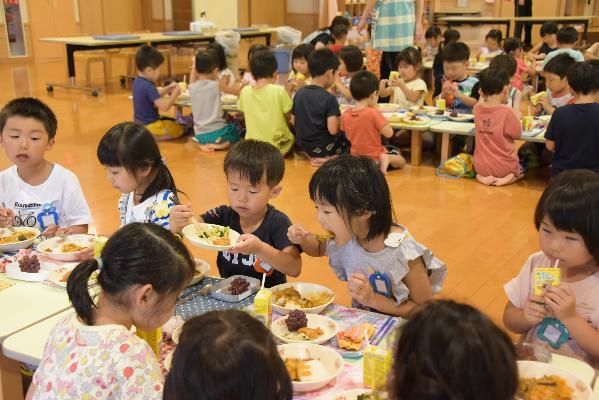 園児がカレーを食べている様子の写真2