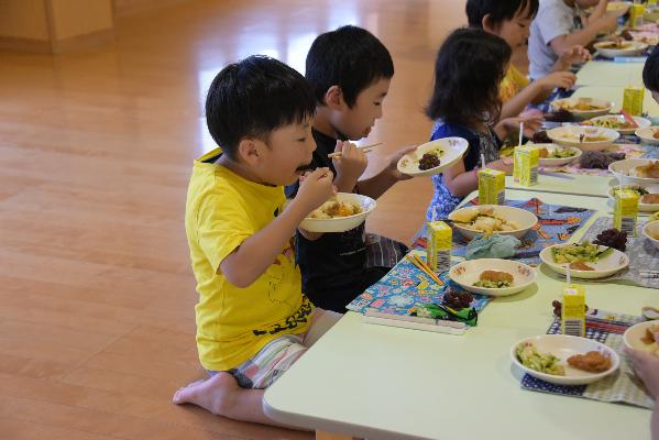 園児がカレーを食べている様子の写真1