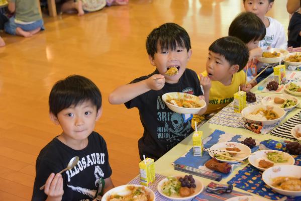 園児がカレーを食べている様子の写真3