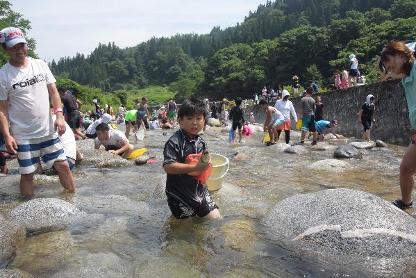 魚を捕まえた少年の画像