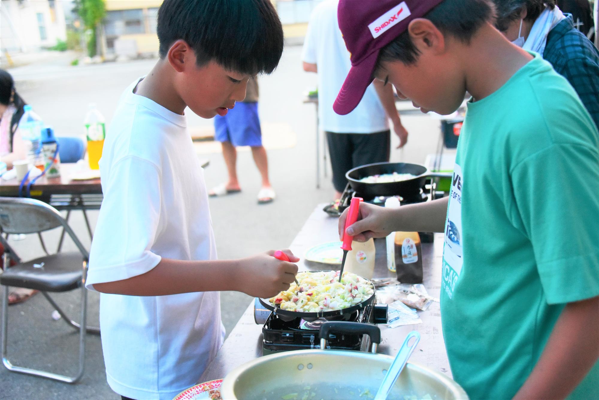 ゆうすずみかい（子どもたちもタコ焼きに挑戦）