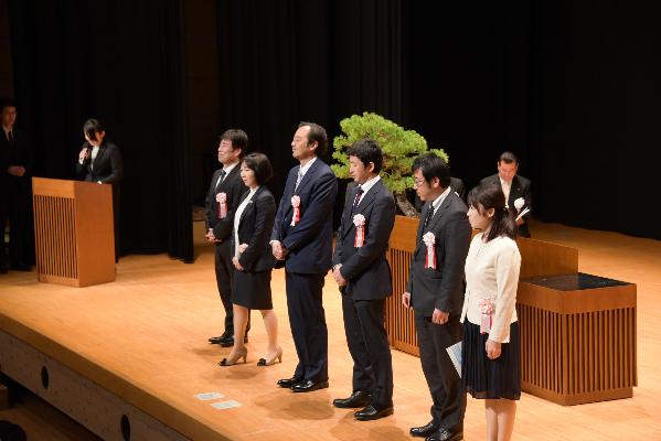 朝日中学校の恩師の先生方がステージの上に並んだ写真