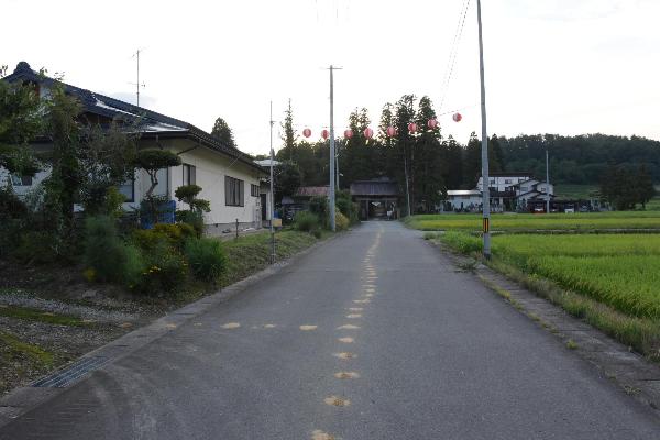 神社から家々に続く盛砂の写真