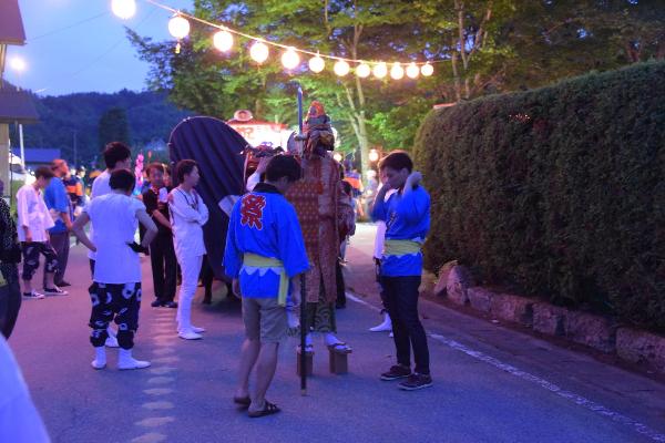 行列開始を前に白山神社に集まる参加者