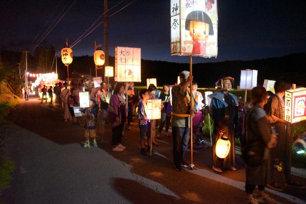 田楽提灯を持ち、地区内を練り歩く行列の写真