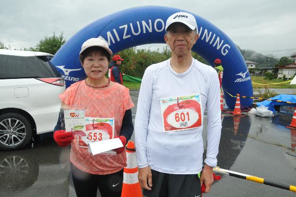 記録証とメッセージボードを進呈された選手の写真2