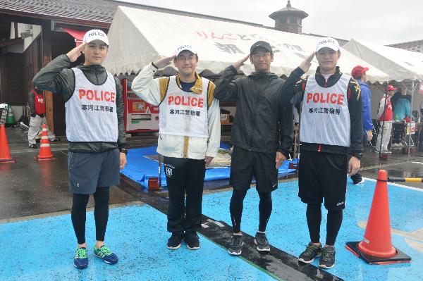 応援ランナーとして寒河江警察署圏内の警察官の皆さんの写真