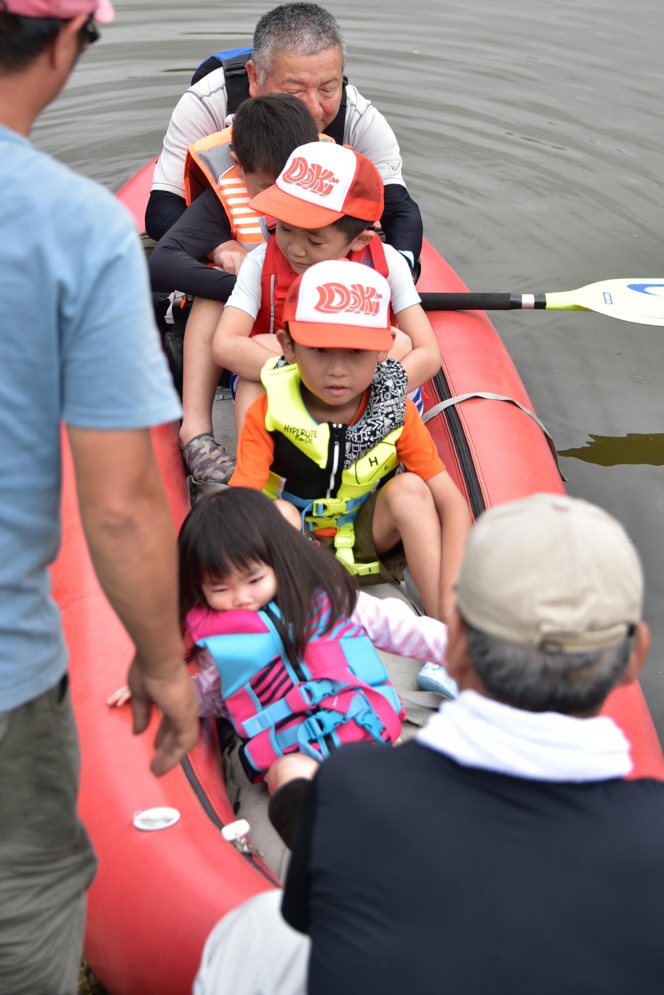 大きいカヌーは大人が漕ぎます