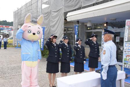 敬礼をするウサヒと女性消防団員