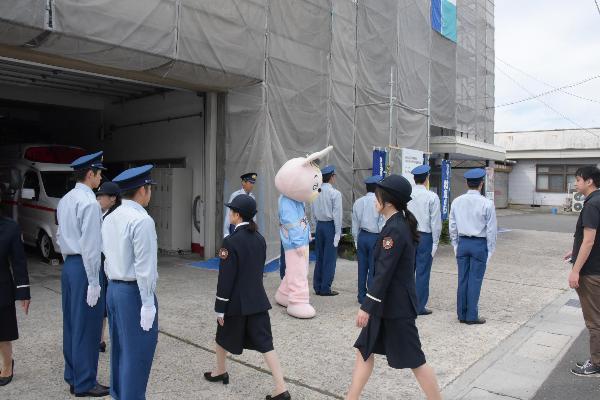 服装をチェックしている写真