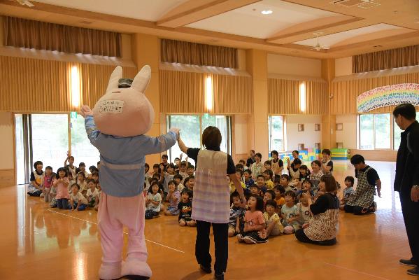 保育園児に迎えられるウサヒの写真