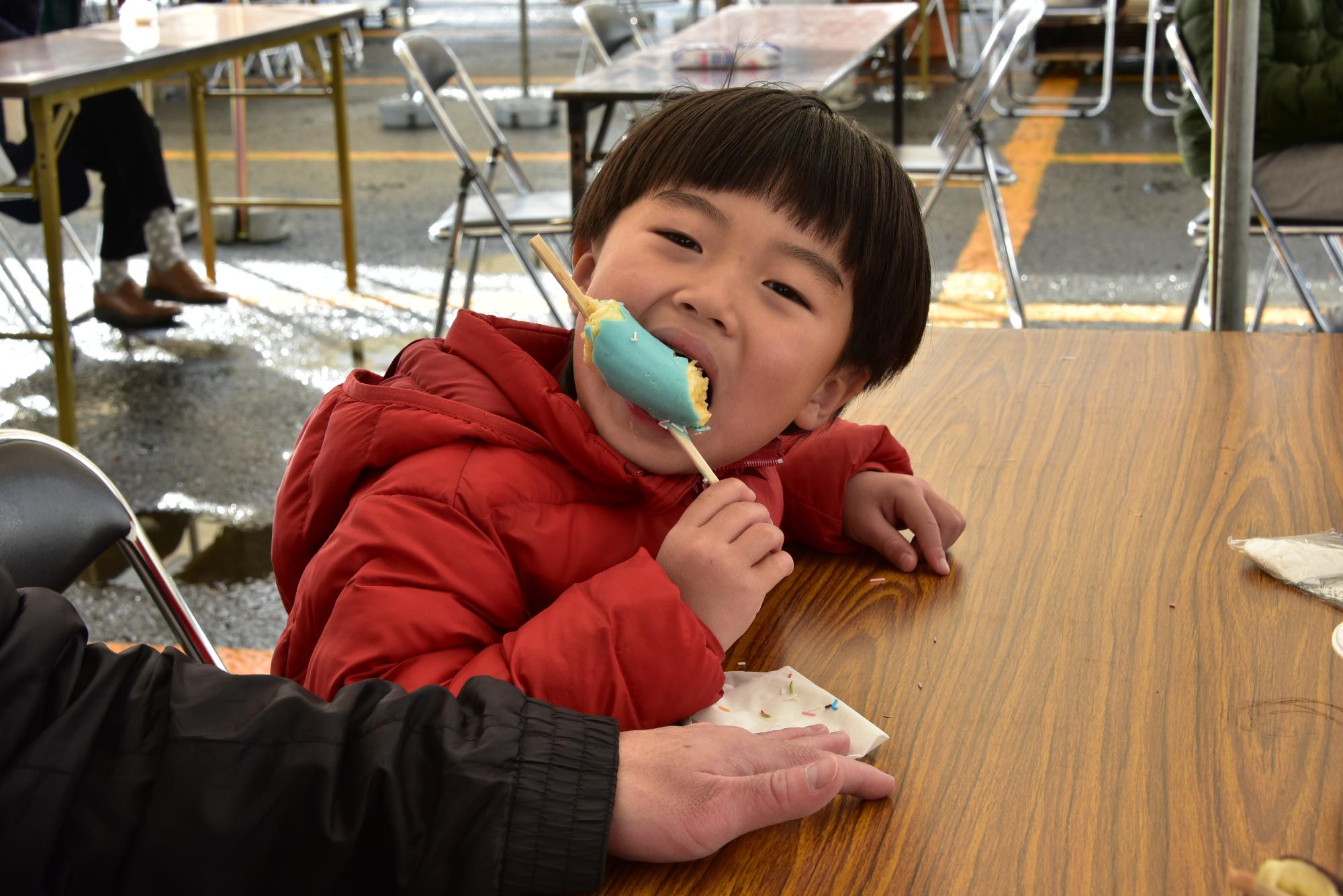 チョコバナナを食べる子ども