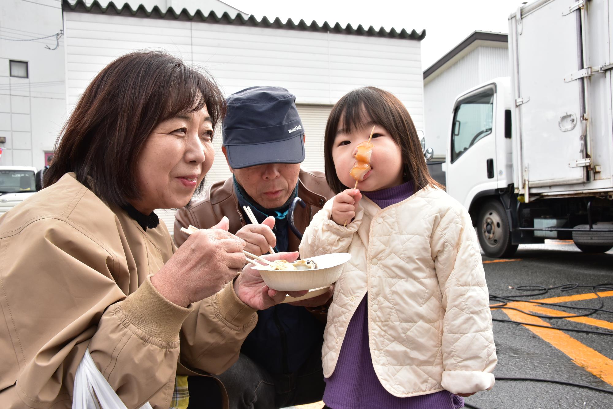 こんにゃくを食べる子ども