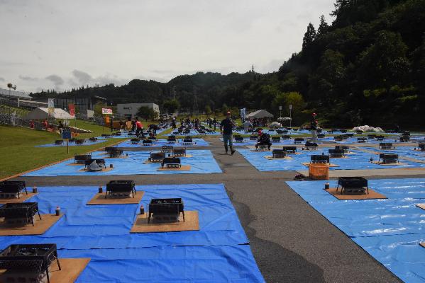 会場準備をするスタッフたちの写真