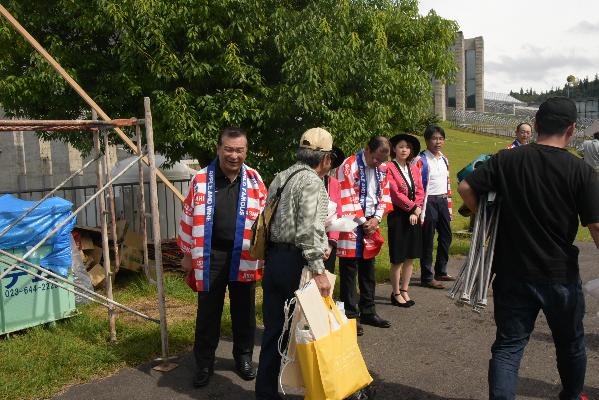 参加者を迎える町長たちの写真