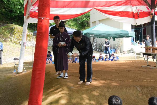 土俵の四隅を清めている写真