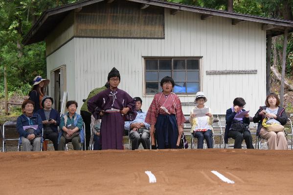 行司と呼び出しが並んで「古今東～西～！」と高らかに宣言している写真