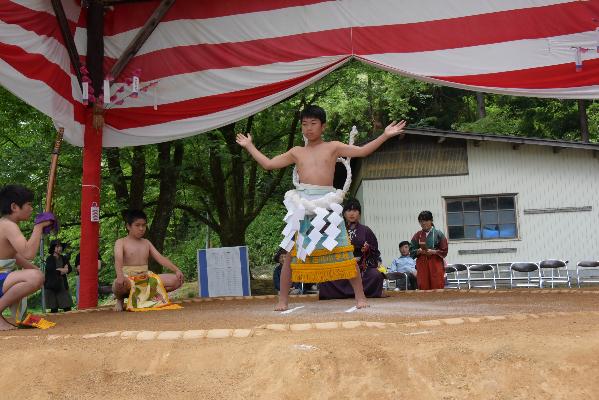 東の横綱の土俵入りの写真1