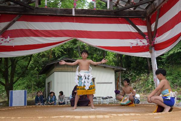 西の横綱の貫禄の土俵入りの写真1