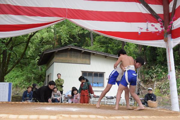 まわしが解けるほどの熱戦の写真