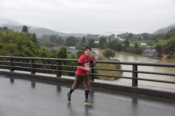 最上川が良く見える絶景スポット「八天橋」を走る選手たちの写真
