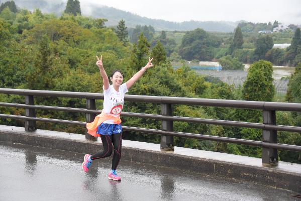 最上川が良く見える絶景スポット「八天橋」を走る選手たちの写真2