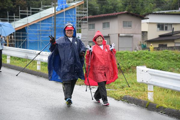 鈴木町長と奥さまが歩いている写真