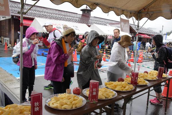 運動した後にリンゴを食べる女性選手の写真