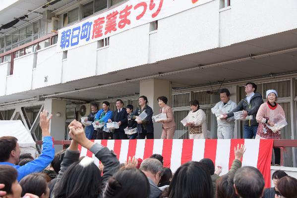 餅まきをする知事の様子