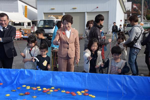 りんご釣りをする知事の様子