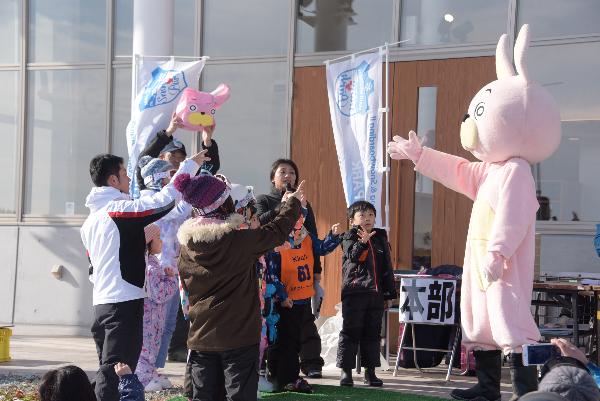 ステージ上でじゃんけんするウサヒと勝ち抜いた子どもたち