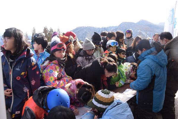 抽選会等の各種受付で混雑する本部テントの写真