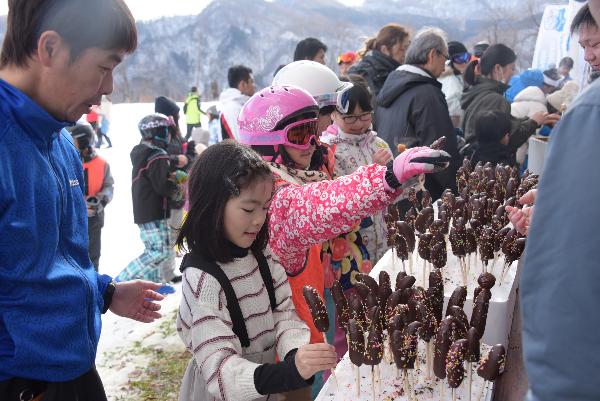 チョコバナナを購入する子どもたちの写真