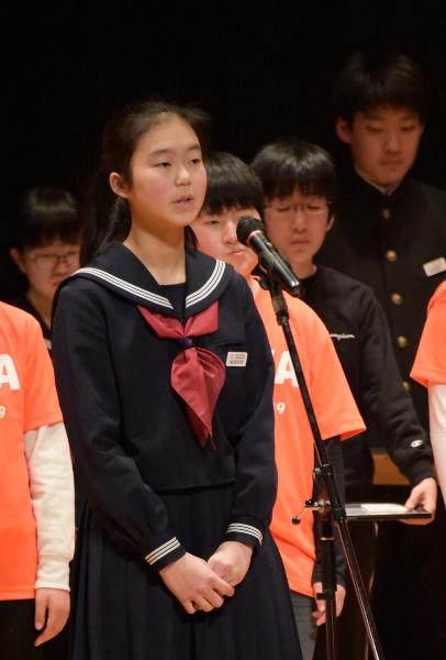 代表あいさつする梅津彩果さん