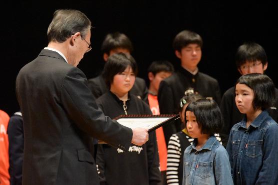 子どもたちに表彰状が贈呈されている写真